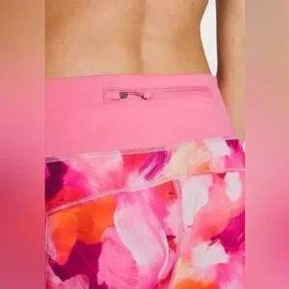 🆕️ - NWT Athleta Printed Run With It 4.5" Shorts Pink Abstract Brushstroke 3X